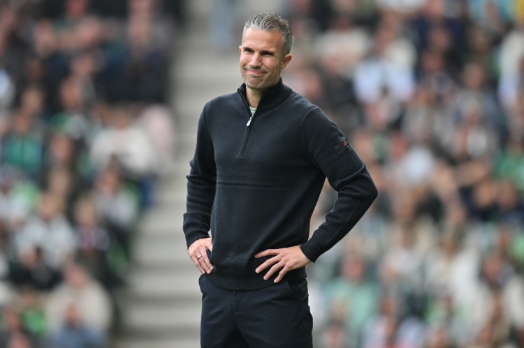 世界杯官方安装包-范佩西回应昆滕·廷伯炮轰：关系难以挽回，我基于表现评判球员